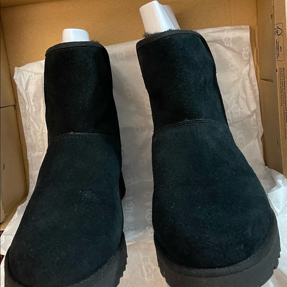 Brand New with tags black UGG CORY II size 9